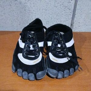 Well Worn Vibram Five Fingers Black and White Toe Shoes (B6)